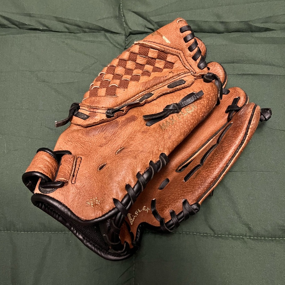 Mizuno Kids Brown Baseball Glove
